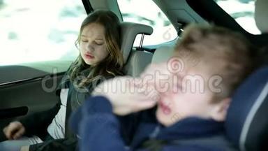 <strong>一家人开车</strong>去度假，孩子们在车后座睡觉
